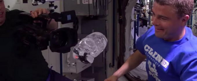 NASA se joacă în spațiu cu apă și GoPro-uri