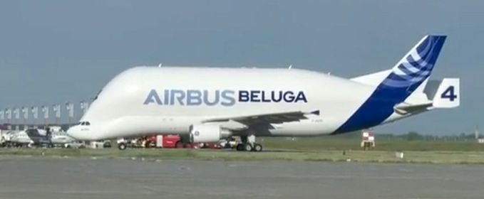 Beluga, un avion gigantic, a aterizat la București