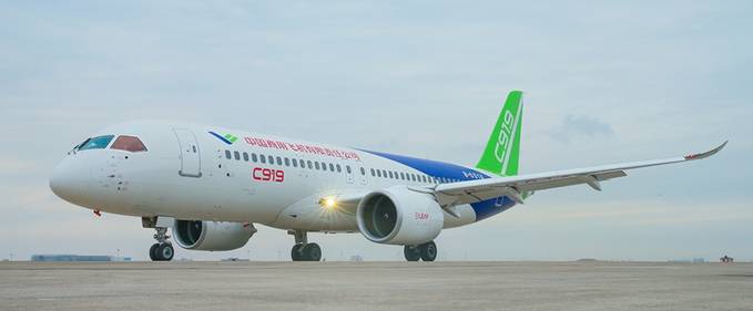 Noul avion de pasageri chinezesc, Comac C919, a zburat pentru prima oară