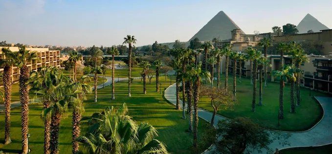 Hoteluri de lux: Marriott Mena House cu vedere la piramide