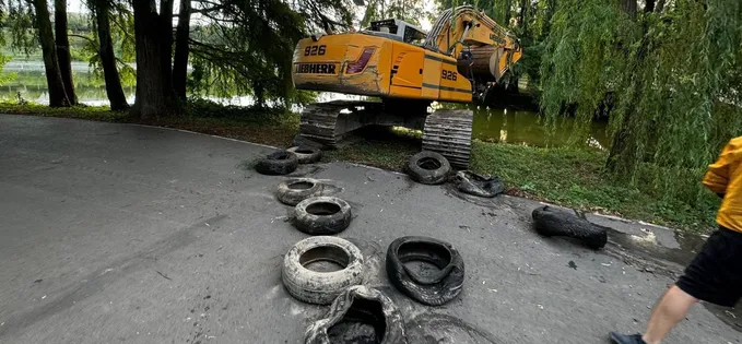 Unii oameni aruncă anvelope în lacul Tineretului