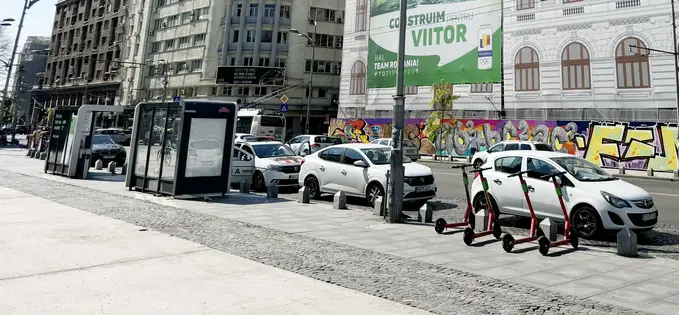 Stația de autobuz de la Universitate a devenit parcare (inclusiv Poliția parchează acolo)