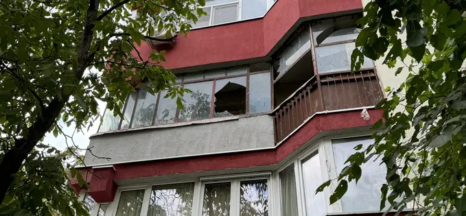 Un bloc din cartier a fost reabilitat… mai puțin un balcon, care a fost doar spart și abandonat