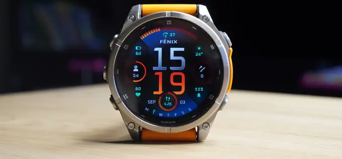 Review Garmin Fenix 8, modelul cu titan și safir și noile funcții smart