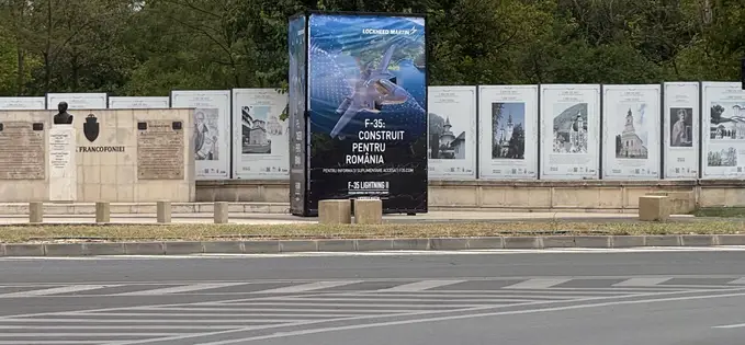 Reclame stradale la avioane F-35 în București