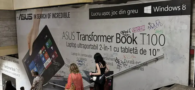 O reclamă de la metrou n-a fost schimbată de 10 ani