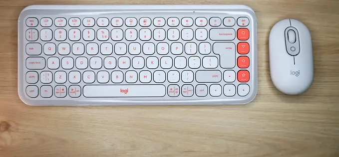 Review Logitech POP Icon, o tastatură frumoasă de birou (și un giveaway pentru voi)