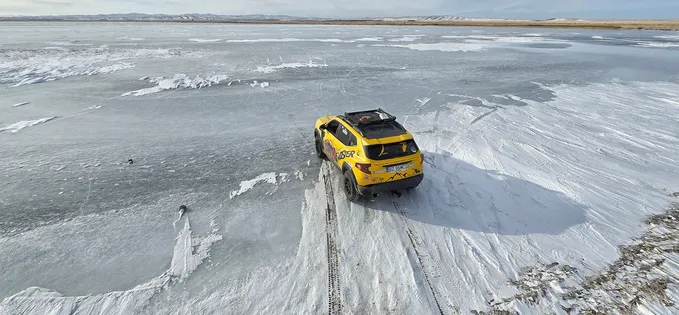 Mă uit la un român care a plecat cu un Duster prin Siberia