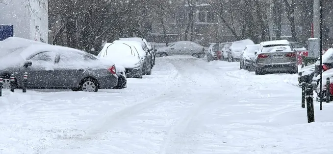 Primăriile de sector au eșuat la deszăpezirea străzilor mici din București